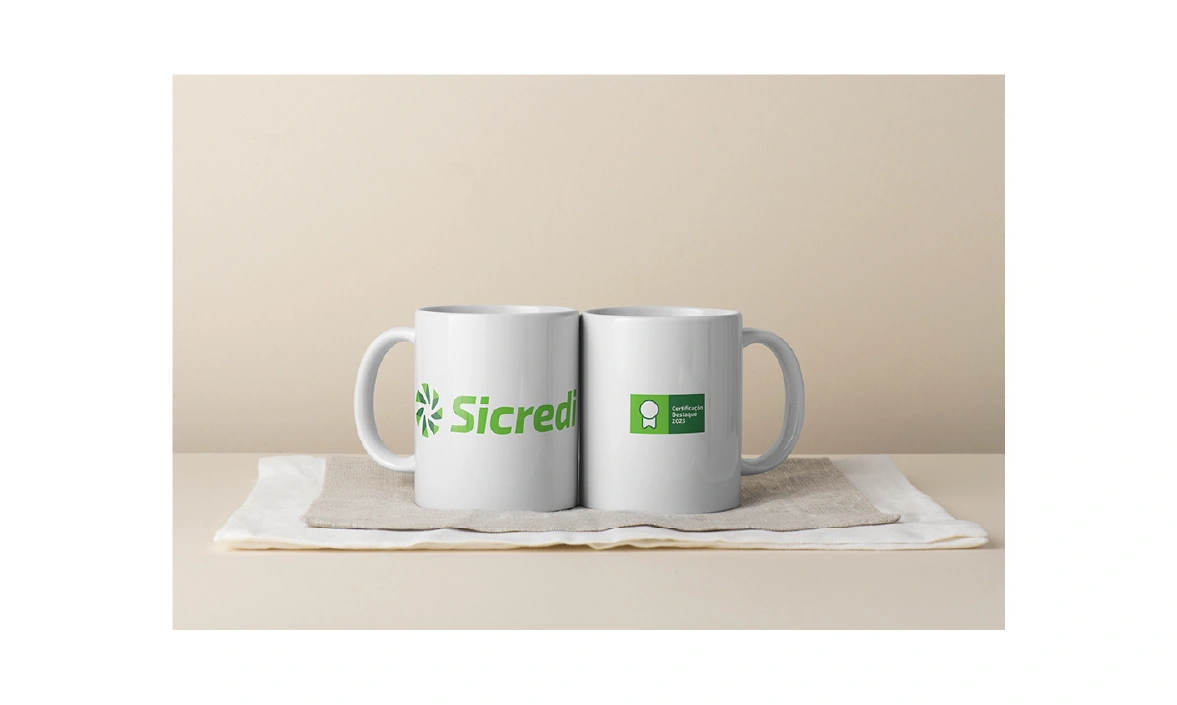  caneca com logo do Sicredi e selo retangular sobre certificação 