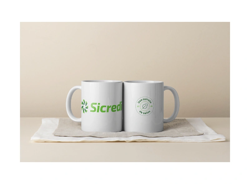  caneca com logo do Sicredi e selo circular 