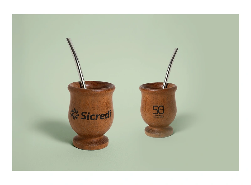  imagem de cuia com logo do Sicredi e selo comemorativo de 50 anos 