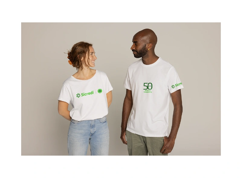  imagem de duas pessoas com camisetas com logo e selo do Sicredi 