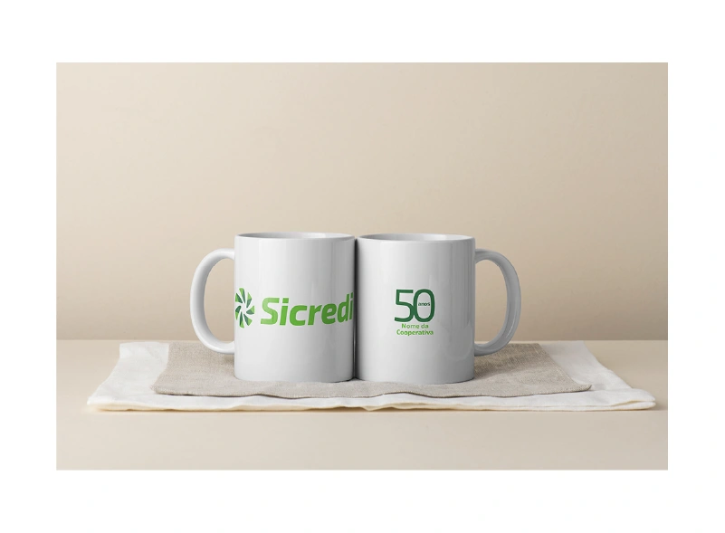  imagem de caneca com logo do Sicredi e selo comemorativo de 50 anos 