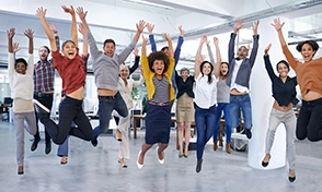  Pessoas sorrindo pulando no escritório. 