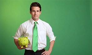  Homem de gravata verde segurando cofrinho verde 