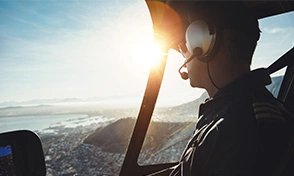  Homem pilotando helicóptero. 